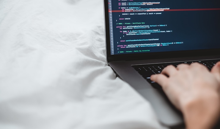 Zdjęcie młoda kobieta pisze kod programu na laptopie