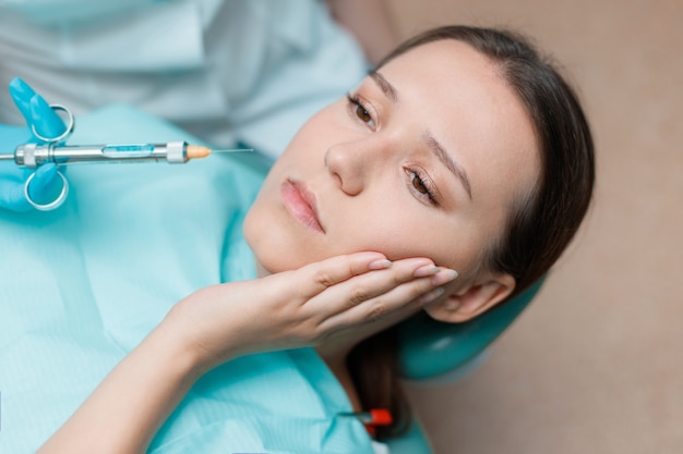 młoda kobieta po leczeniu stomatologicznym w gabinecie stomatologicznym