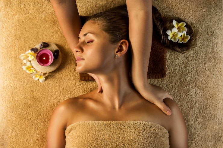 Zdjęcie młoda kobieta podczas masażu w salonie spa