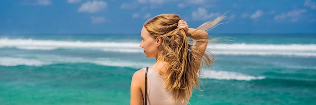 Młoda kobieta podróżniczka na niesamowitej plaży Melasti z turkusową wodą, wyspa Bali Indonezja BANNER, LONG FORMAT