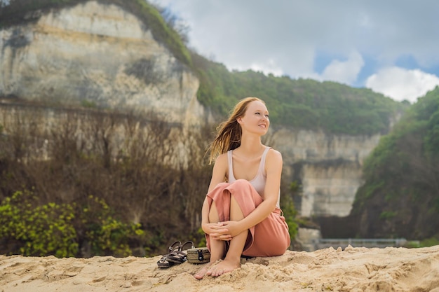 Młoda kobieta podróżniczka na niesamowitej plaży Melasti z turkusową wodą Wyspa Bali Indonezja