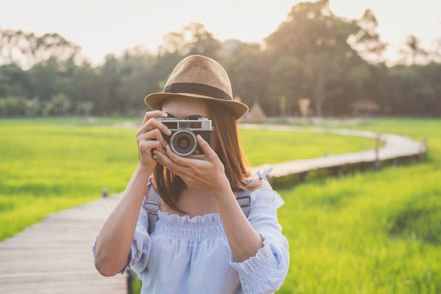 Młoda Kobieta Podróżnik Bierze Fotografię Przy Pięknym Zielonym Irlandczyka Polem