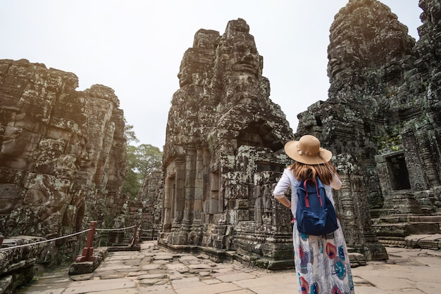 Młoda Kobieta Podróżnik Odwiedza W Bayon świątyni Przy Angkor Wat Kompleksem