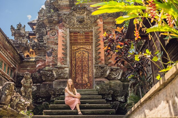 Młoda kobieta podróżnik w tle świątyni Pura Taman Kemuda Saraswati w Ubud, wyspa Bali, Indonezja BANNER, długi format