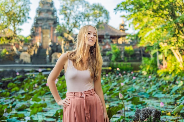 Młoda kobieta podróżnik w tle świątyni Pura Taman Kemuda Saraswati w Ubud, wyspa Bali, Indonezja.