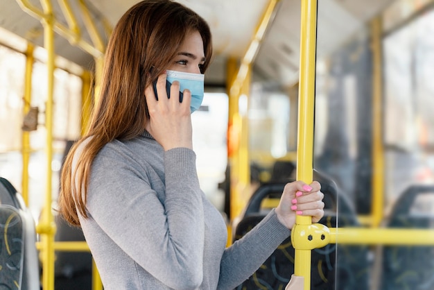 Zdjęcie młoda kobieta podróżująca autobusem miejskim za pomocą smartfona