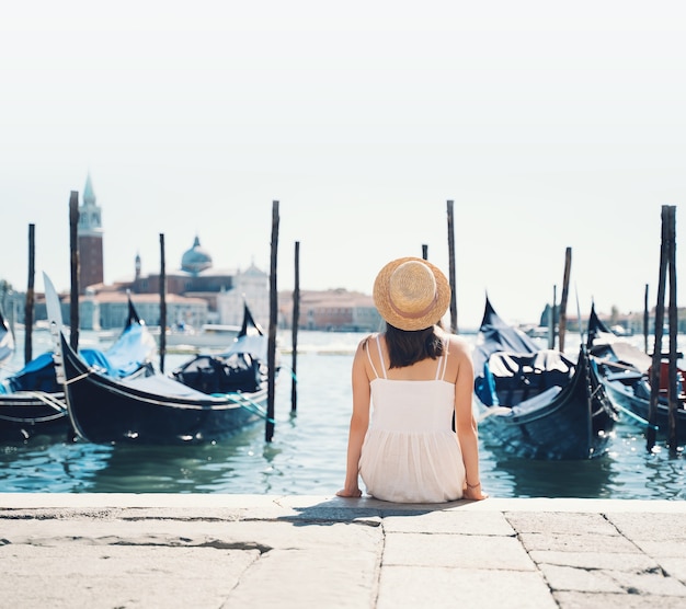 Młoda kobieta podróżuje do Włoch Wakacje w Europie Dziewczyna cieszy się pięknym widokiem w Wenecji