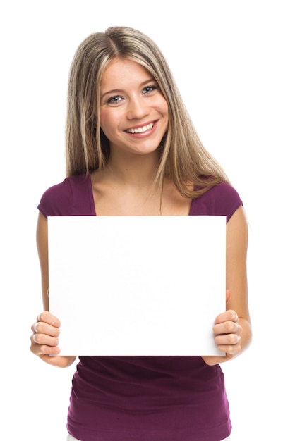 Młoda kobieta pokazująca biały znak odizolowany na białym