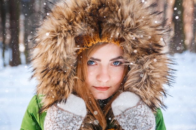 młoda kobieta portret zimowy