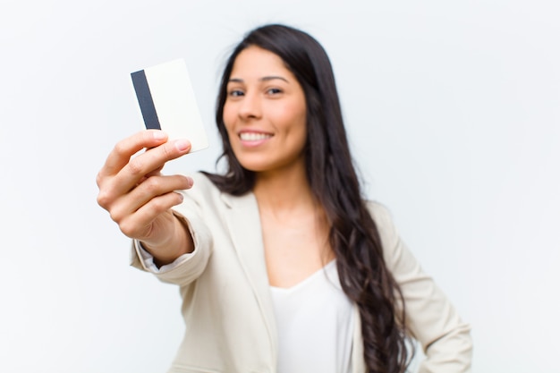 Młoda kobieta pozuje kredytową kartę i pokazuje
