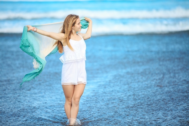 Młoda kobieta pozuje z okładem plażowym