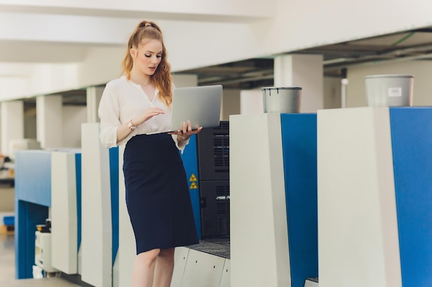 Młoda kobieta pracująca w drukarni Printing Press