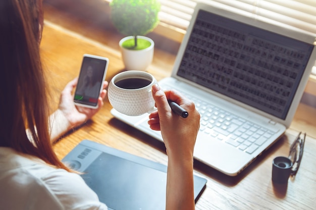 Młoda Kobieta Pracuje Na Laptopie Za Pomocą Tabletu Graficznego