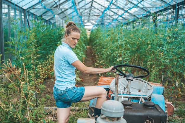 Młoda Kobieta Pracuje Na Traktorze W Szklarni