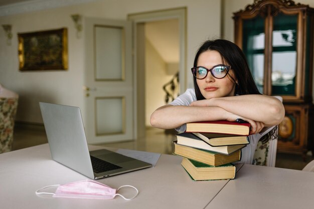 Młoda Kobieta Pracuje W Domu Podczas Kwarantanny Kobieta Korzysta Z Laptopa Na Kanapie Kobieta Uczy Się Na Odległość