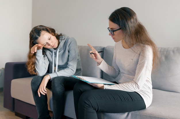 Młoda Kobieta Profesjonalny Psycholog Rozmawia Z Nastolatka Dziewczyny