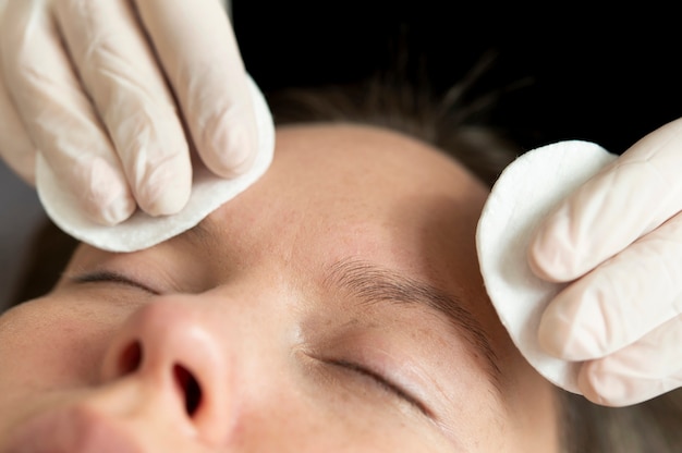 Młoda Kobieta Przechodząca Zabieg Microblading