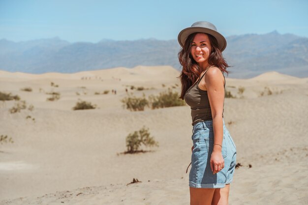 Młoda kobieta przemierza Dolinę Śmierci z malowniczymi krajobrazami