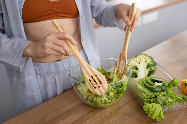 Zdjęcie młoda kobieta przygotowuje swoją dietę żywieniową