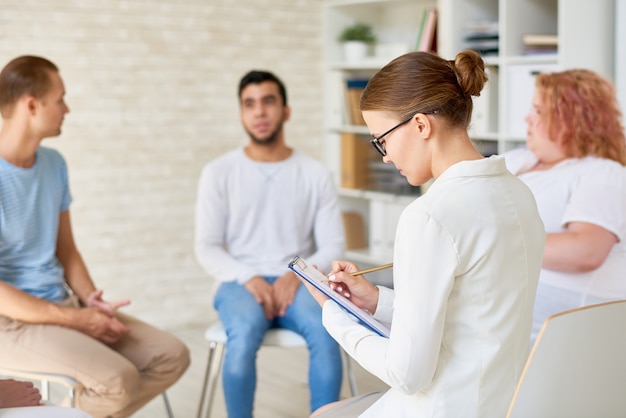 Młoda Kobieta Psycholog Prowadząca Sesję Terapii