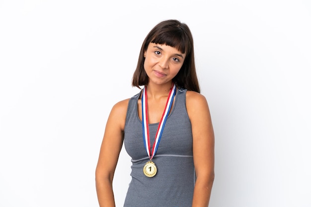 Młoda kobieta rasy mieszanej z medalami na białym tle ze śmiechu