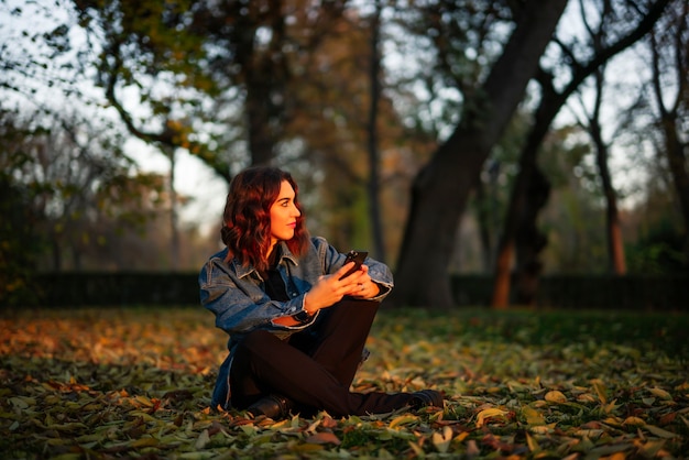 Młoda kobieta relaks w parku jesień
