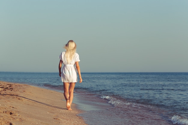 Młoda kobieta relaksuje na plaży