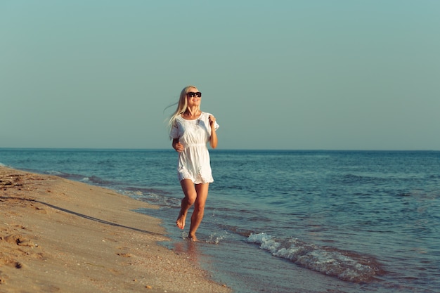 Młoda kobieta relaksuje na plaży