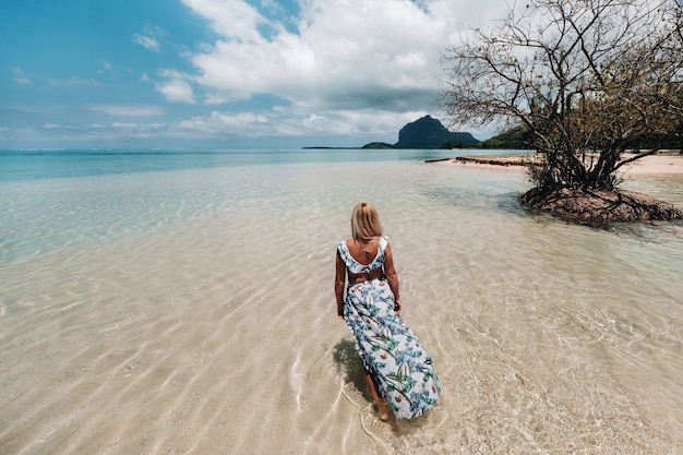 Młoda Kobieta Relaksuje Na Tropikalnej Plaży W Stroju Kąpielowym.