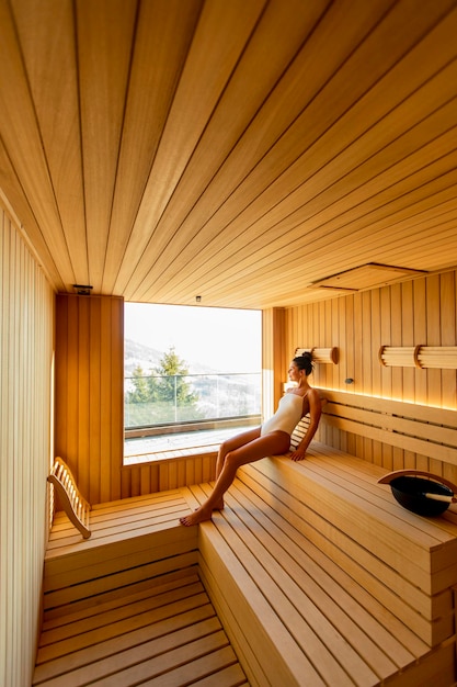 Młoda Kobieta Relaksuje W Sauna