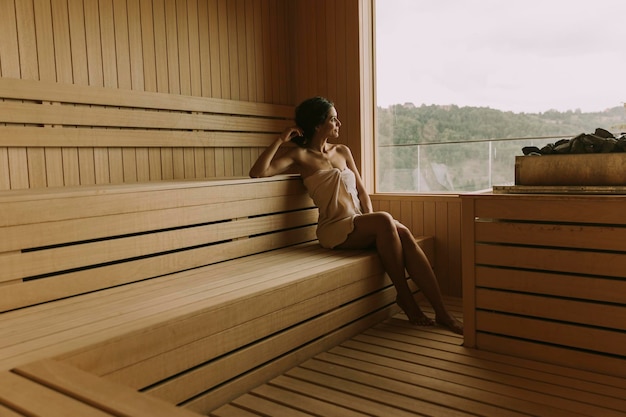 Młoda kobieta relaksuje w sauna