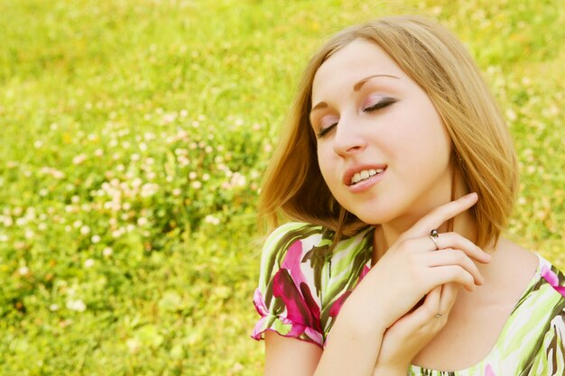 Młoda kobieta relaksuje w trawie
