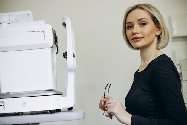 Młoda kobieta robi diagnostykę optometryczną