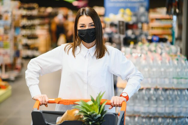 Młoda Kobieta Robi Zakupy W Supermarkecie