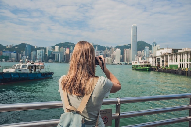 Młoda kobieta robienia zdjęć Victoria Harbor w Hong Kongu, Chiny.