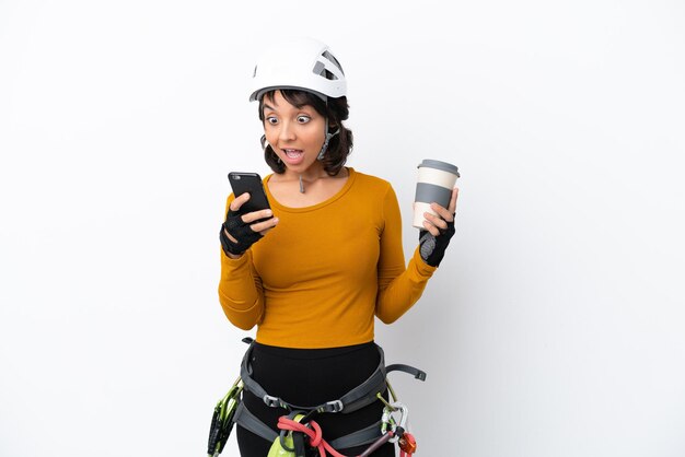 Młoda kobieta rockclimber kobieta na białym tle trzymająca kawę na wynos i telefon komórkowy