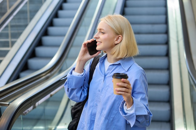 Zdjęcie młoda kobieta rozmawia przez telefon komórkowy.