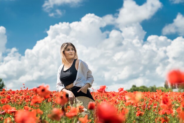 Młoda Kobieta Sama Na Mak W Letni Dzień Pola