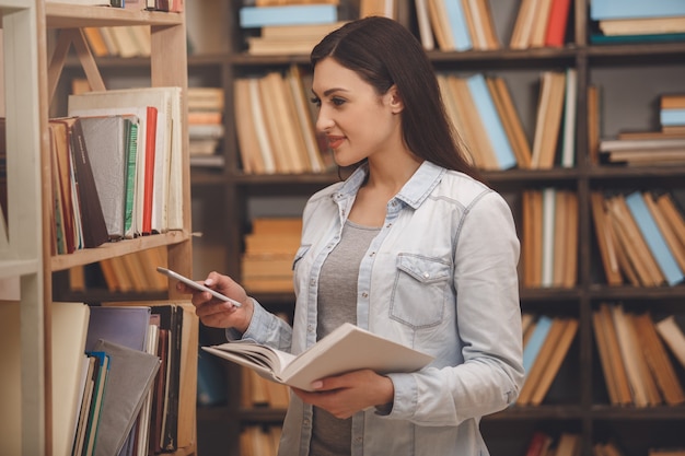 Młoda Kobieta Samotnie Studiuje W Bibliotece