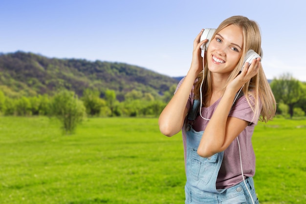 Młoda kobieta słuchająca muzyki