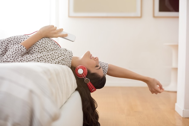 Zdjęcie młoda kobieta, słuchanie muzyki w słuchawkach