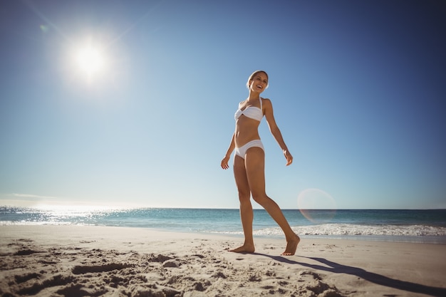 Młoda Kobieta Spaceru Na Plaży