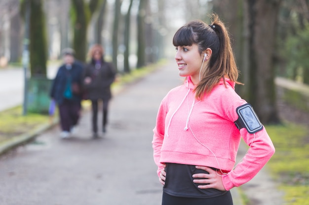 Młoda kobieta sportowy odpoczynku po zajęciach fitness.