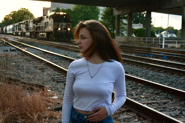 Zdjęcie młoda kobieta stojąca w szklarni