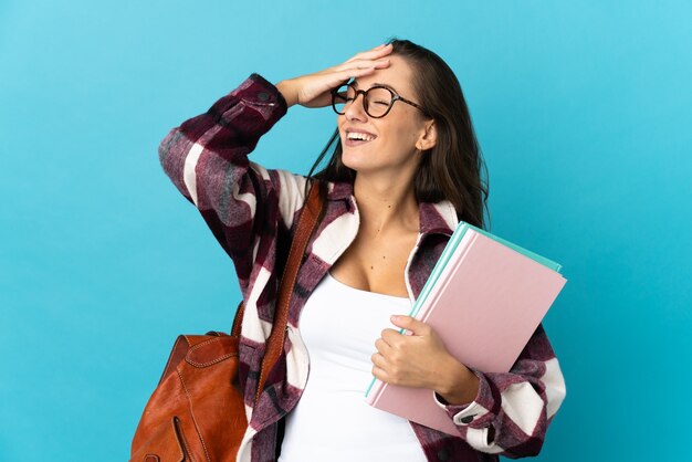 Młoda kobieta studentka na pojedyncze ściany uśmiecha się dużo