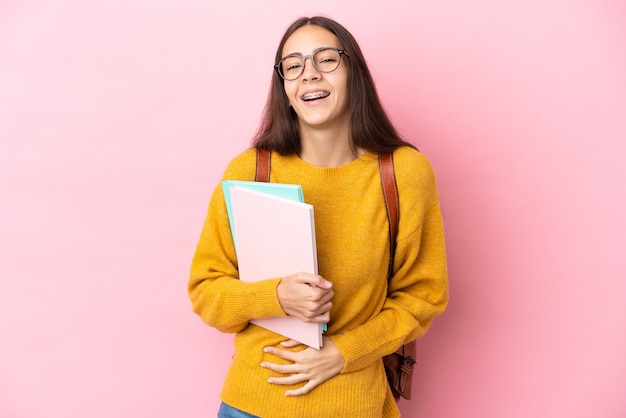 Młoda kobieta studentów na białym tle dużo uśmiecha się