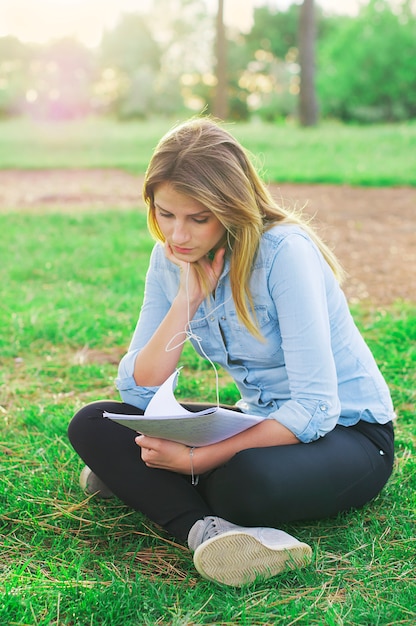 Młoda kobieta studing w parku