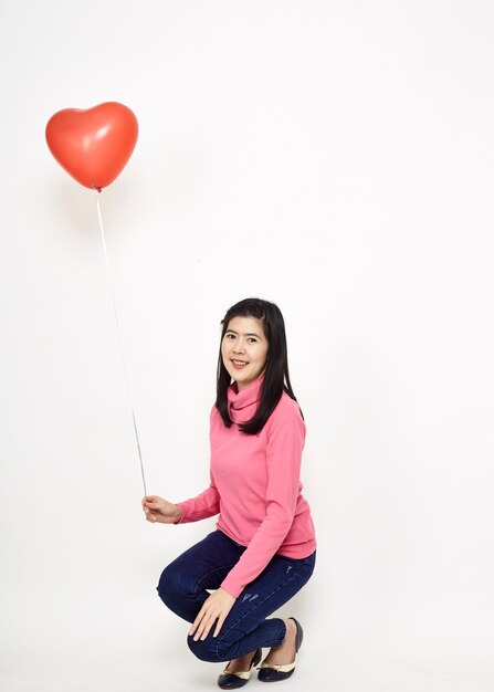 Młoda kobieta trzyma czerwonego balon