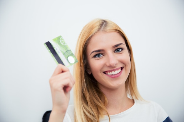 Młoda kobieta trzyma kartę bankową