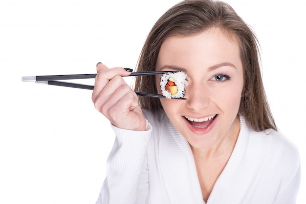 Zdjęcie młoda kobieta trzyma kawałek suszi stacza się na jej oku